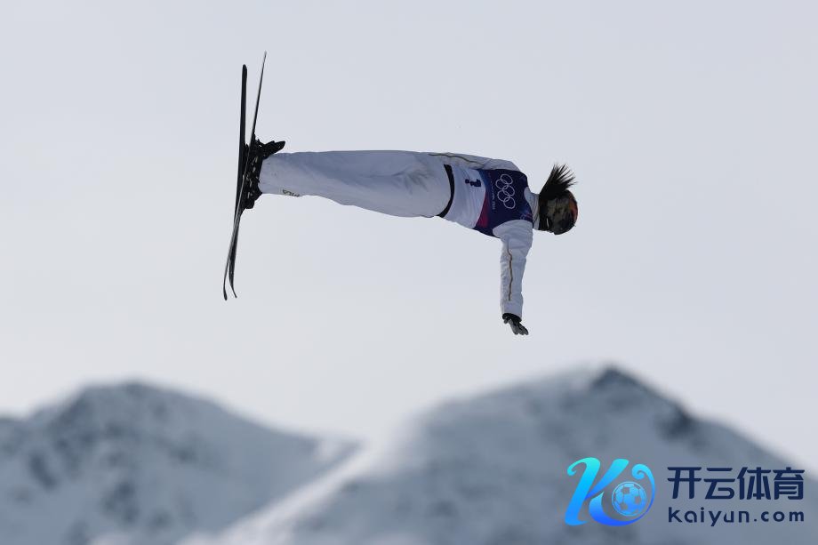 [图]邵琪、孔凡钰、徐梦桃晋级开脱式滑雪女子空中手段决赛体育录像/图片